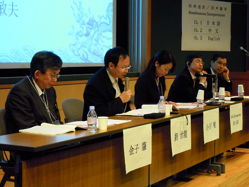 照片二(摄影:青山治世博士):在“纪念辛亥革命一百周年东京会议”上的巴卡漫画
刘世龙教授。.JPG