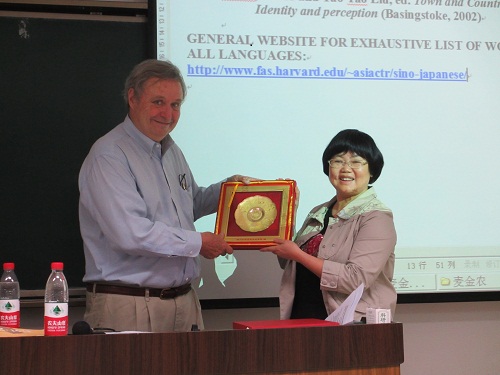 IMG_8180 巴卡漫画
副院长李德英教授向麦金农教授赠送礼品20120531川大研1-102.JPG